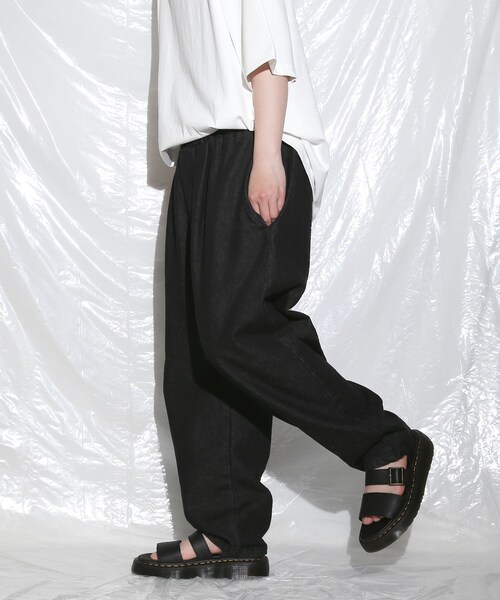 BOYSHE（ボーイシー）の「デニムバギーバンディングパンツ  ブラック（デニムパンツ・レディース・その他）」の3枚目の写真