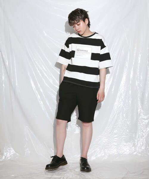 BOYSHE（ボーイシー）の「PEACE ビッグボーダー ショート丈Tシャツ  ブラック（Tシャツ/カットソー・レディース・その他）」の3枚目の写真