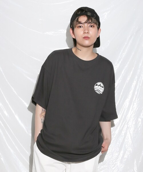 BOYSHE（ボーイシー）の「キャンピングプリント ビックシルエット半袖Tシャツ　チャコール（Tシャツ/カットソー・レディース・その他）」の2枚目の写真