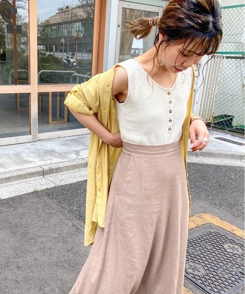 OZOC（オゾック）の「【洗える】シアーシャツ（トップス・レディース・マスタード(033)/キャメル(041)/ダークブラウン(043)/ライトベージュ(051)/モデル情報:身長168cm 着用サイズ38(M)・38(M)）」の7枚目の写真