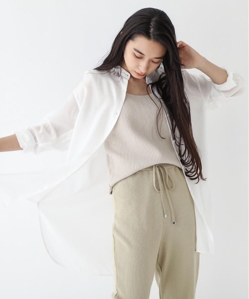 OZOC（オゾック）の「【洗える】シアーシャツ（トップス・レディース・マスタード(033)/キャメル(041)/ダークブラウン(043)/ライトベージュ(051)/モデル情報:身長168cm 着用サイズ38(M)・38(M)）」の5枚目の写真