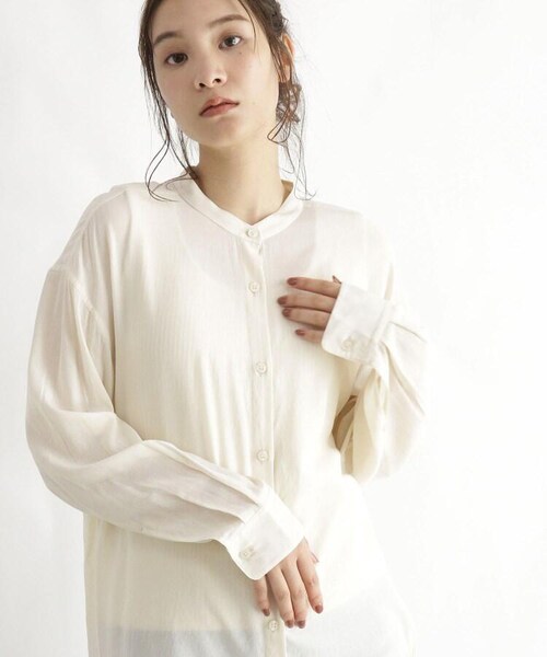 OZOC（オゾック）の「【洗える】シアーシャツ（トップス・レディース・マスタード(033)/キャメル(041)/ダークブラウン(043)/ライトベージュ(051)/モデル情報:身長168cm 着用サイズ38(M)・38(M)）」の13枚目の写真