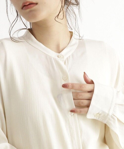 OZOC（オゾック）の「【洗える】シアーシャツ（トップス・レディース・マスタード(033)/キャメル(041)/ダークブラウン(043)/ライトベージュ(051)/モデル情報:身長168cm 着用サイズ38(M)・38(M)）」の12枚目の写真