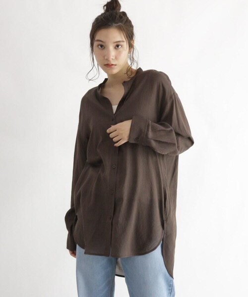 OZOC（オゾック）の「【洗える】シアーシャツ（トップス・レディース・マスタード(033)/キャメル(041)/ダークブラウン(043)/ライトベージュ(051)/モデル情報:身長168cm 着用サイズ38(M)・38(M)）」の3枚目の写真