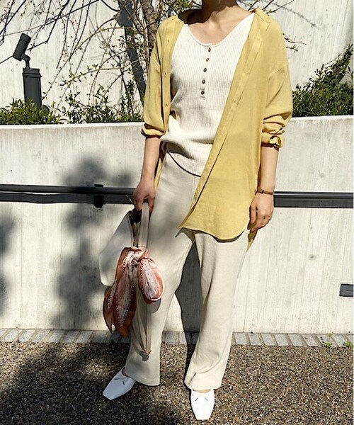 OZOC（オゾック）の「【洗える】シアーシャツ（トップス・レディース・マスタード(033)/キャメル(041)/ダークブラウン(043)/ライトベージュ(051)/モデル情報:身長168cm 着用サイズ38(M)・38(M)）」の6枚目の写真