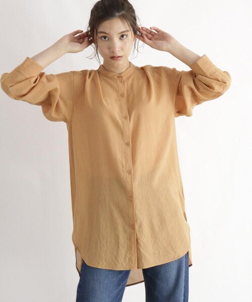 OZOC（オゾック）の「【洗える】シアーシャツ（トップス・レディース・マスタード(033)/キャメル(041)/ダークブラウン(043)/ライトベージュ(051)/モデル情報:身長168cm 着用サイズ38(M)・38(M)）」の2枚目の写真
