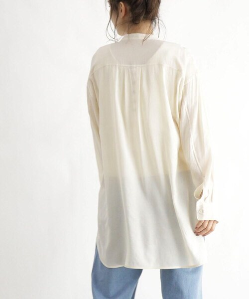 OZOC（オゾック）の「【洗える】シアーシャツ（トップス・レディース・マスタード(033)/キャメル(041)/ダークブラウン(043)/ライトベージュ(051)/モデル情報:身長168cm 着用サイズ38(M)・38(M)）」の11枚目の写真