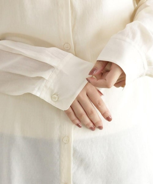 OZOC（オゾック）の「【洗える】シアーシャツ（トップス・レディース・マスタード(033)/キャメル(041)/ダークブラウン(043)/ライトベージュ(051)/モデル情報:身長168cm 着用サイズ38(M)・38(M)）」の15枚目の写真