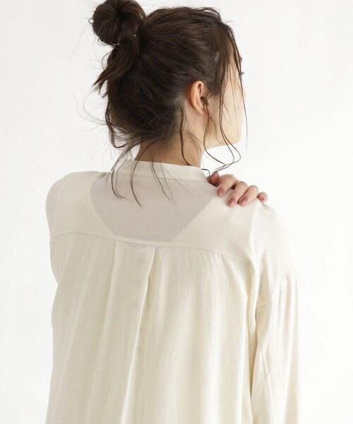 OZOC（オゾック）の「【洗える】シアーシャツ（トップス・レディース・マスタード(033)/キャメル(041)/ダークブラウン(043)/ライトベージュ(051)/モデル情報:身長168cm 着用サイズ38(M)・38(M)）」の14枚目の写真