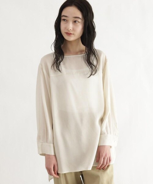 OZOC（オゾック）の「[洗える]シアースリットブラウス（トップス・レディース・オフホワイト(003)/ライトベージュ(051)/カーキ(027)・38(M)）」の2枚目の写真