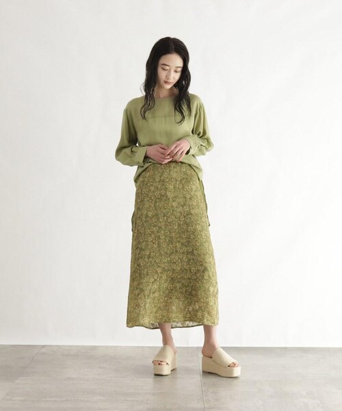 OZOC（オゾック）の「[洗える]シアースリットブラウス（トップス・レディース・オフホワイト(003)/ライトベージュ(051)/カーキ(027)・38(M)）」の18枚目の写真