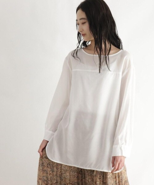 OZOC（オゾック）の「[洗える]シアースリットブラウス（トップス・レディース・オフホワイト(003)/ライトベージュ(051)/カーキ(027)・38(M)）」の16枚目の写真