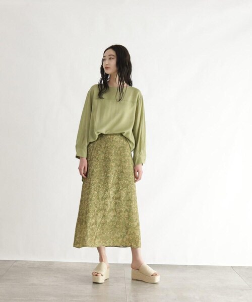 OZOC（オゾック）の「[洗える]シアースリットブラウス（トップス・レディース・オフホワイト(003)/ライトベージュ(051)/カーキ(027)・38(M)）」の19枚目の写真