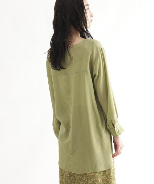 OZOC（オゾック）の「[洗える]シアースリットブラウス（トップス・レディース・オフホワイト(003)/ライトベージュ(051)/カーキ(027)・38(M)）」の7枚目の写真