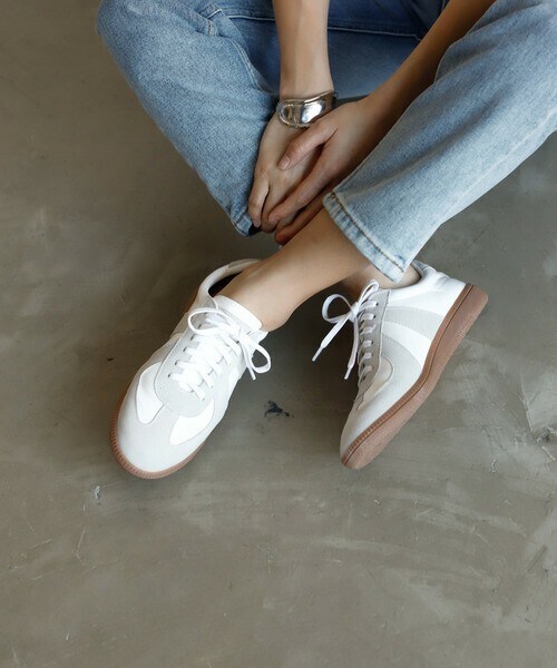 Auntie Rosa Holiday（アンティローザホリデー）の「ジャーマントレーナー（スニーカー・レディース・ブラック/ホワイト・23.5/24）」の2枚目の写真