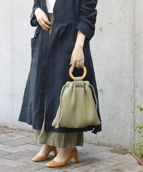 B.C STOCK（ベーセーストック）の「ウッドハンドルプリーツBAG◆（バッグ・ブラック/フリー/在庫あり）」の12枚目の写真