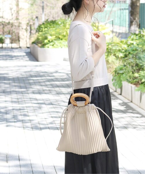 B.C STOCK（ベーセーストック）の「ウッドハンドルプリーツBAG◆（バッグ・ブラック/フリー/在庫あり）」の6枚目の写真