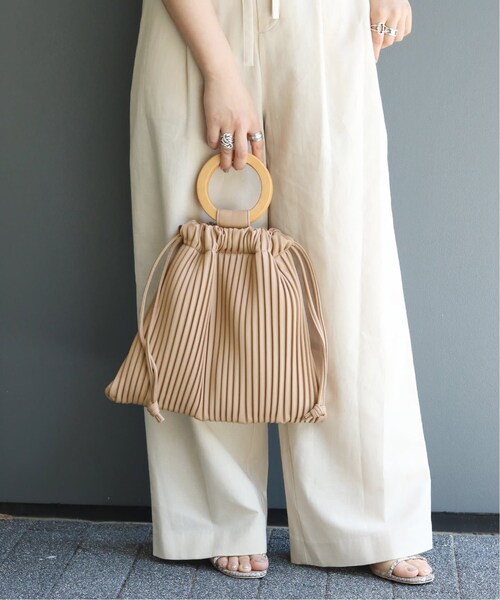 B.C STOCK（ベーセーストック）の「ウッドハンドルプリーツBAG◆（バッグ・ブラック/フリー/在庫あり）」の9枚目の写真