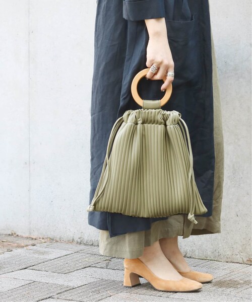 B.C STOCK（ベーセーストック）の「ウッドハンドルプリーツBAG◆（バッグ・ブラック/フリー/在庫あり）」の4枚目の写真