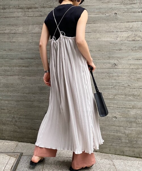 PAGEBOY（ページボーイ）の「プリーツキャミワンピース（ワンピース/ドレス・レディース・ブラック/グレージュ/コーヒー・F）」の7枚目の写真