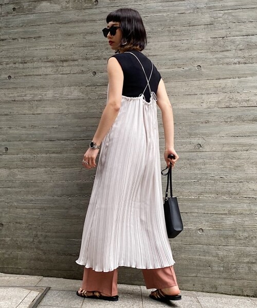 PAGEBOY（ページボーイ）の「プリーツキャミワンピース（ワンピース/ドレス・レディース・ブラック/グレージュ/コーヒー・F）」の6枚目の写真