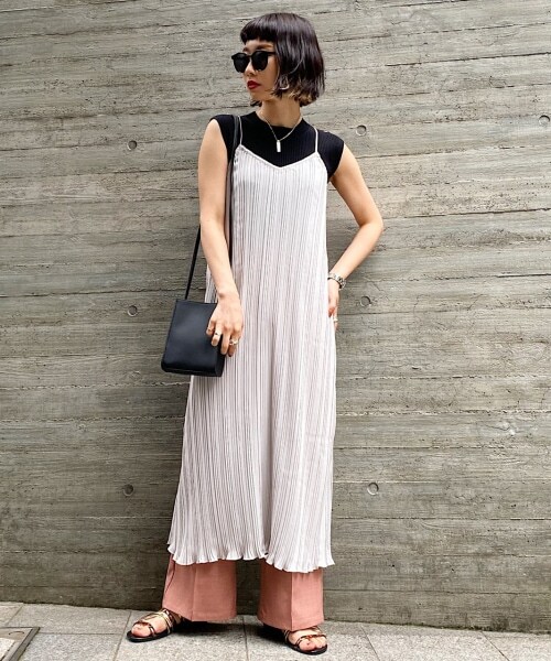 PAGEBOY（ページボーイ）の「プリーツキャミワンピース（ワンピース/ドレス・レディース・ブラック/グレージュ/コーヒー・F）」の2枚目の写真