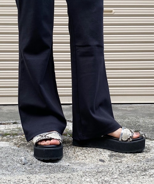 PAGEBOY（ページボーイ）の「バックスリットカットフレアパンツ（パンツ・レディース・ブラック/グレージュ/パープル・F）」の14枚目の写真