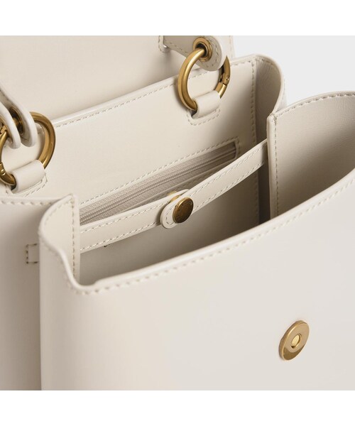 CHARLES & KEITH(チャールズ & キース)の「ストーンエンベリッシュド バックパック / Stone-Embellished Backpack (Cream)(バッグ・レディース・Cream・L/FREE)」の5枚目の写真