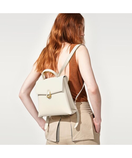 CHARLES & KEITH(チャールズ & キース)の「ストーンエンベリッシュド バックパック / Stone-Embellished Backpack (Cream)(バッグ・レディース・Cream・L/FREE)」の4枚目の写真