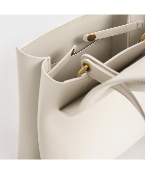 CHARLES & KEITH(チャールズ & キース)の「ストーンエンベリッシュド バックパック / Stone-Embellished Backpack (Cream)(バッグ・レディース・Cream・L/FREE)」の7枚目の写真