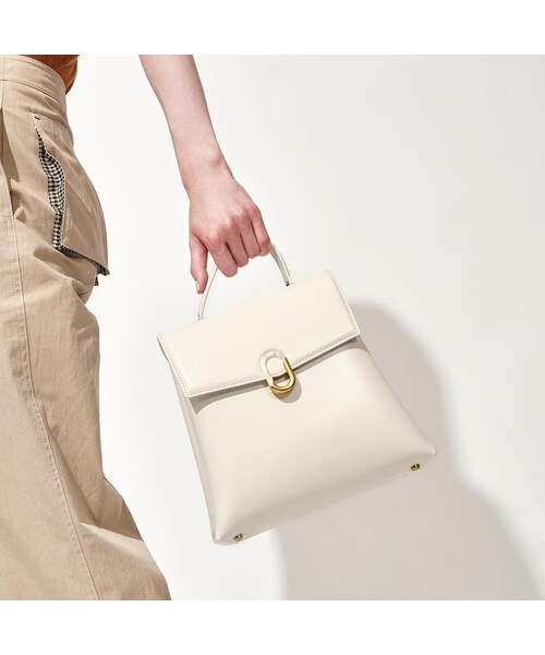 CHARLES & KEITH(チャールズ & キース)の「ストーンエンベリッシュド バックパック / Stone-Embellished Backpack (Cream)(バッグ・レディース・Cream・L/FREE)」の2枚目の写真