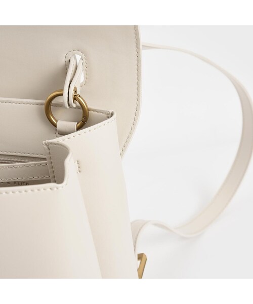 CHARLES & KEITH(チャールズ & キース)の「ストーンエンベリッシュド バックパック / Stone-Embellished Backpack (Cream)(バッグ・レディース・Cream・L/FREE)」の6枚目の写真