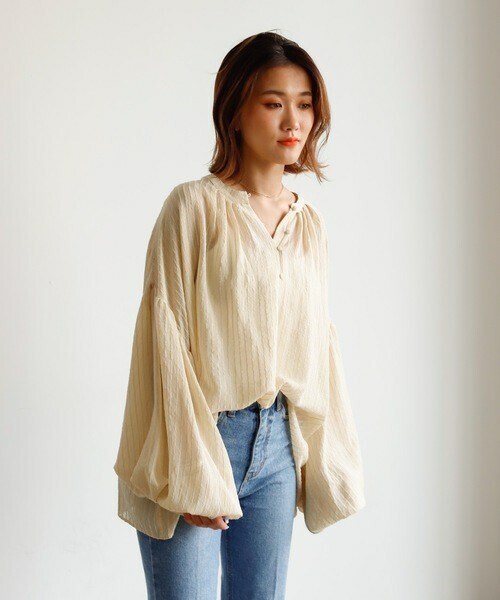 Auntie Rosa Holiday(アンティローザホリデー)の「オーバーシルエットシャドーストライプブラウス(シャツ/ブラウス・レディース・ホワイト/ブラック/ベージュ/グリーン・FREE)」の3枚目の写真