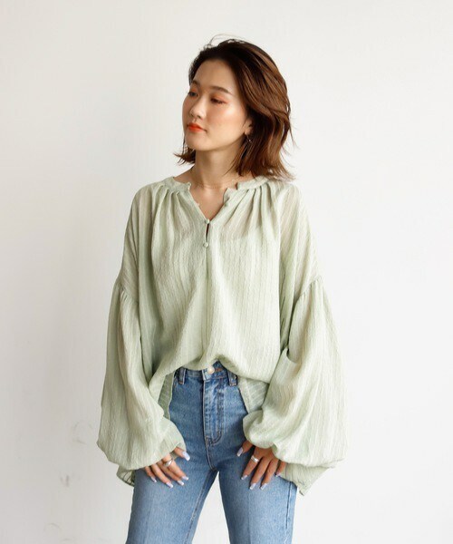 Auntie Rosa Holiday(アンティローザホリデー)の「オーバーシルエットシャドーストライプブラウス(シャツ/ブラウス・レディース・ホワイト/ブラック/ベージュ/グリーン・FREE)」の4枚目の写真