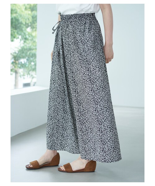 AMERICAN HOLIC（アメリカンホリック）の「ドロストサテンワイドパンツ（パンツ・ダークネイビー/ドット/スモールフラワー/フラワー/フラワーネイビー・M/L）」の13枚目の写真