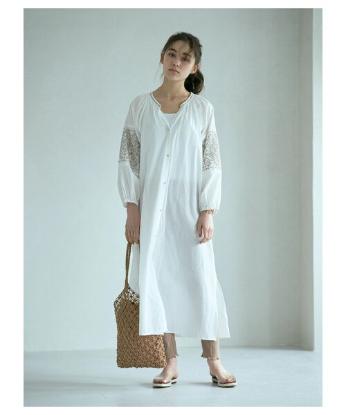 earth music&ecology（アースミュージックアンドエコロジー）の「【Special Price】エスニック風袖刺繍ガウンワンピース（ワンピース/ドレス・アイボリー/ブラック/ベージュ/サックスブルー・F）」の11枚目の写真