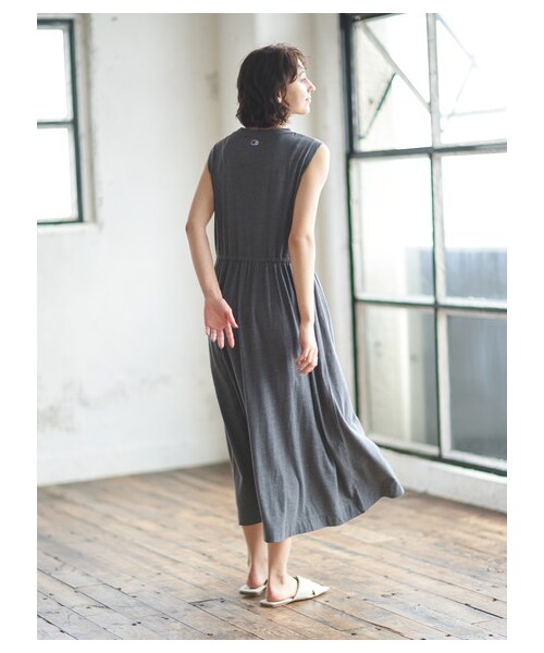 earth music&ecology(アースミュージックアンドエコロジー)の「Champion×earthワンピース(ワンピース/ドレス・ブラック/イエロー・F)」の4枚目の写真