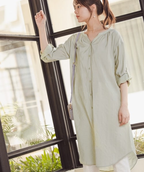 Andemiu(アンデミュウ)の「ヌキエリストライプシャツワンピース(ワンピース/ドレス・オフホワイト/ベージュ/ライトグリーン)」の4枚目の写真