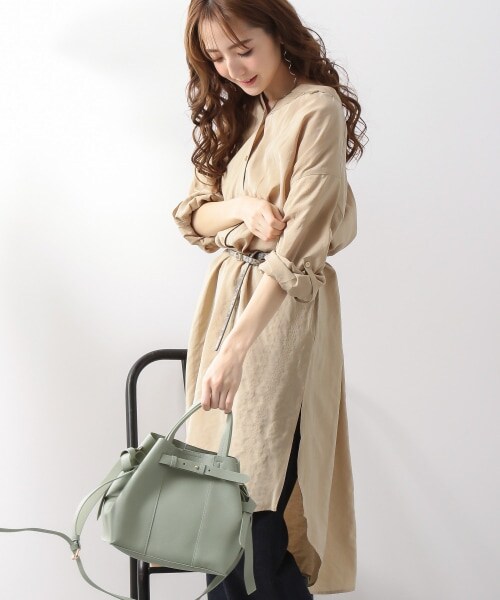 Andemiu(アンデミュウ)の「ヌキエリストライプシャツワンピース(ワンピース/ドレス・オフホワイト/ベージュ/ライトグリーン)」の2枚目の写真