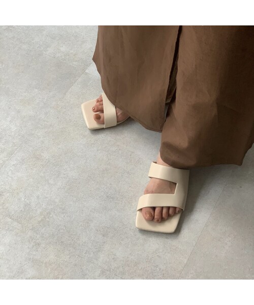 Lavish Gate（ラヴィッシュゲート）の「shoes-02110　スクエアトゥ　サイドカッティング フラット サンダル　エクリュ　ブラウン（サンダル・レディース・その他）」の4枚目の写真