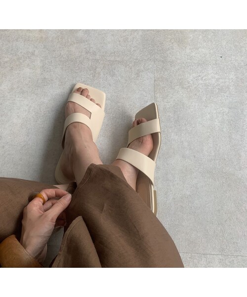 Lavish Gate（ラヴィッシュゲート）の「shoes-02110　スクエアトゥ　サイドカッティング フラット サンダル　エクリュ　ブラウン（サンダル・レディース・その他）」の3枚目の写真