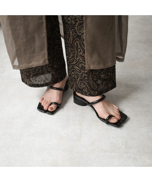 Lavish Gate（ラヴィッシュゲート）の「shoes-02113　アンクルストラップ 足袋サンダル 　ブラック　モカベージュ（サンダル・レディース・その他）」の3枚目の写真