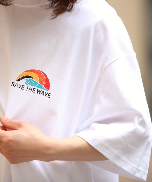 BOYSHE(ボーイシー)の「THE WAVE バックプリント半袖Tシャツ ホワイト(Tシャツ/カットソー・レディース・その他)」の2枚目の写真