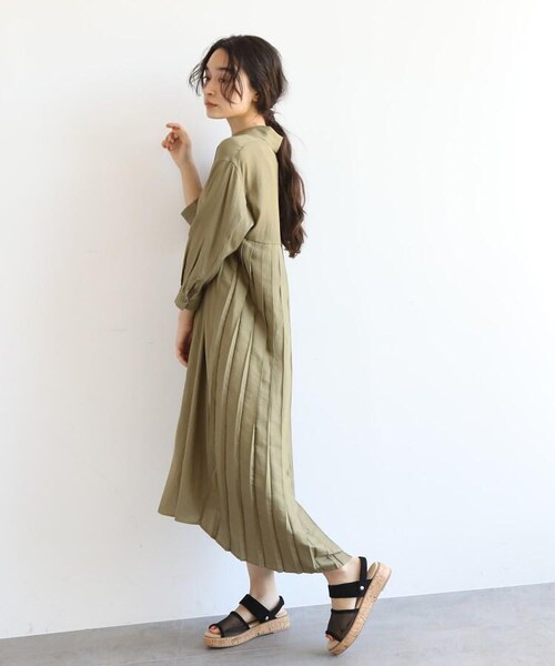 OZOC（オゾック）の「麻調バックプリーツシャツワンピース（ワンピース/ドレス・レディース・タバコブラウン(054)/ナチュラル(050)/カーキ(027)・38(M)）」の5枚目の写真