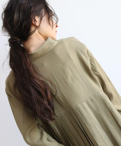 OZOC（オゾック）の「麻調バックプリーツシャツワンピース（ワンピース/ドレス・レディース・タバコブラウン(054)/ナチュラル(050)/カーキ(027)・38(M)）」の15枚目の写真