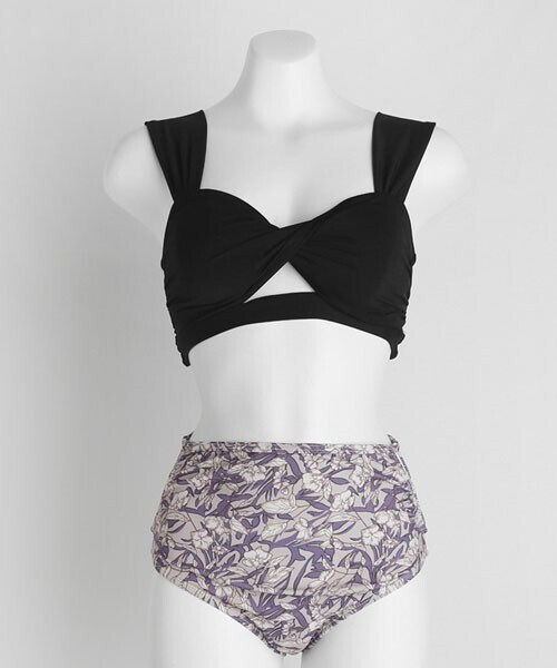 DHOLIC（ディーホリック）の「ツイスト花柄コントラストビキニ（水着・レディース・ホワイト/グリーン/パープル/ブラック/その他・S/M）」の2枚目の写真