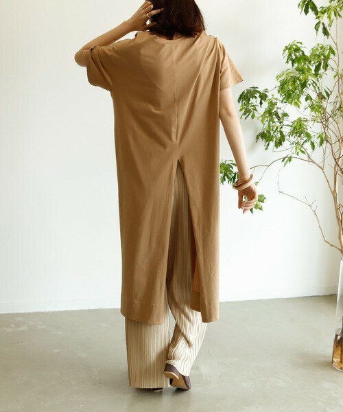 VACANCY（ヴァカンシー）の「オーガニックコットンスリット２WAYワンピース（ワンピース・レディース・ホワイト/ブラウン・FREE）」の2枚目の写真