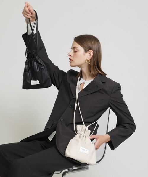 beautiful people（ビューティフルピープル）の「別注2WAY巾着ショルダー（バッグ・レディース・BLACK/BEIGE・FREE）」の4枚目の写真