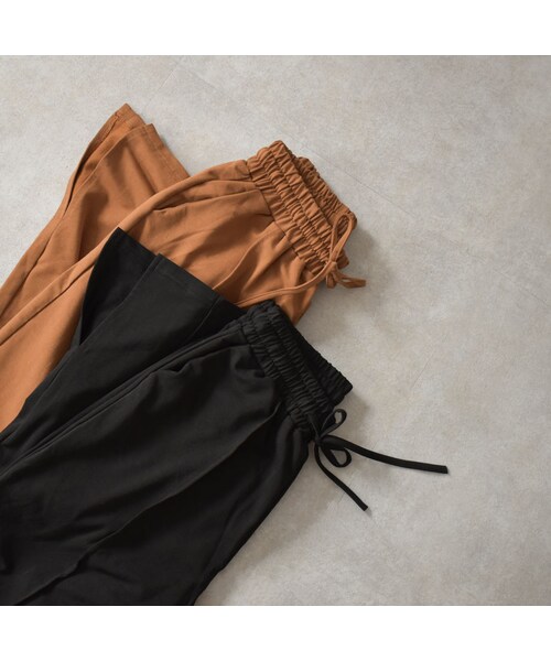 Lavish Gate（ラヴィッシュゲート）の「bottoms-02069　サイドスリット　ピンタック イージー パンツ　キャメル　ブラック（その他パンツ・レディース・その他）」の12枚目の写真