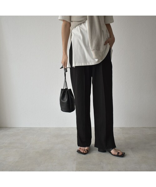 Lavish Gate（ラヴィッシュゲート）の「bottoms-02069　サイドスリット　ピンタック イージー パンツ　キャメル　ブラック（その他パンツ・レディース・その他）」の2枚目の写真
